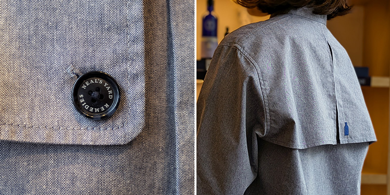 ニールズヤードの新制服 胸元の特製ボタンと背中のブルーボトル刺繍